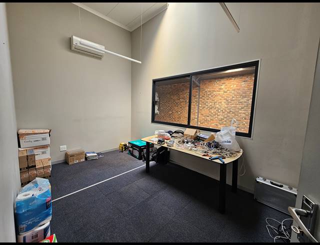 390M² WAREHOUSE FOR SALE IN HUGHES